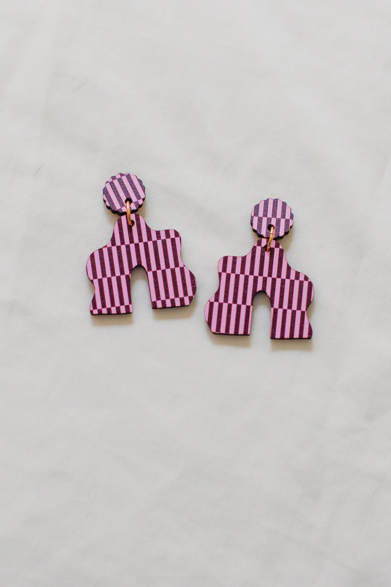 maple - patterned arch wooden dangle earrings