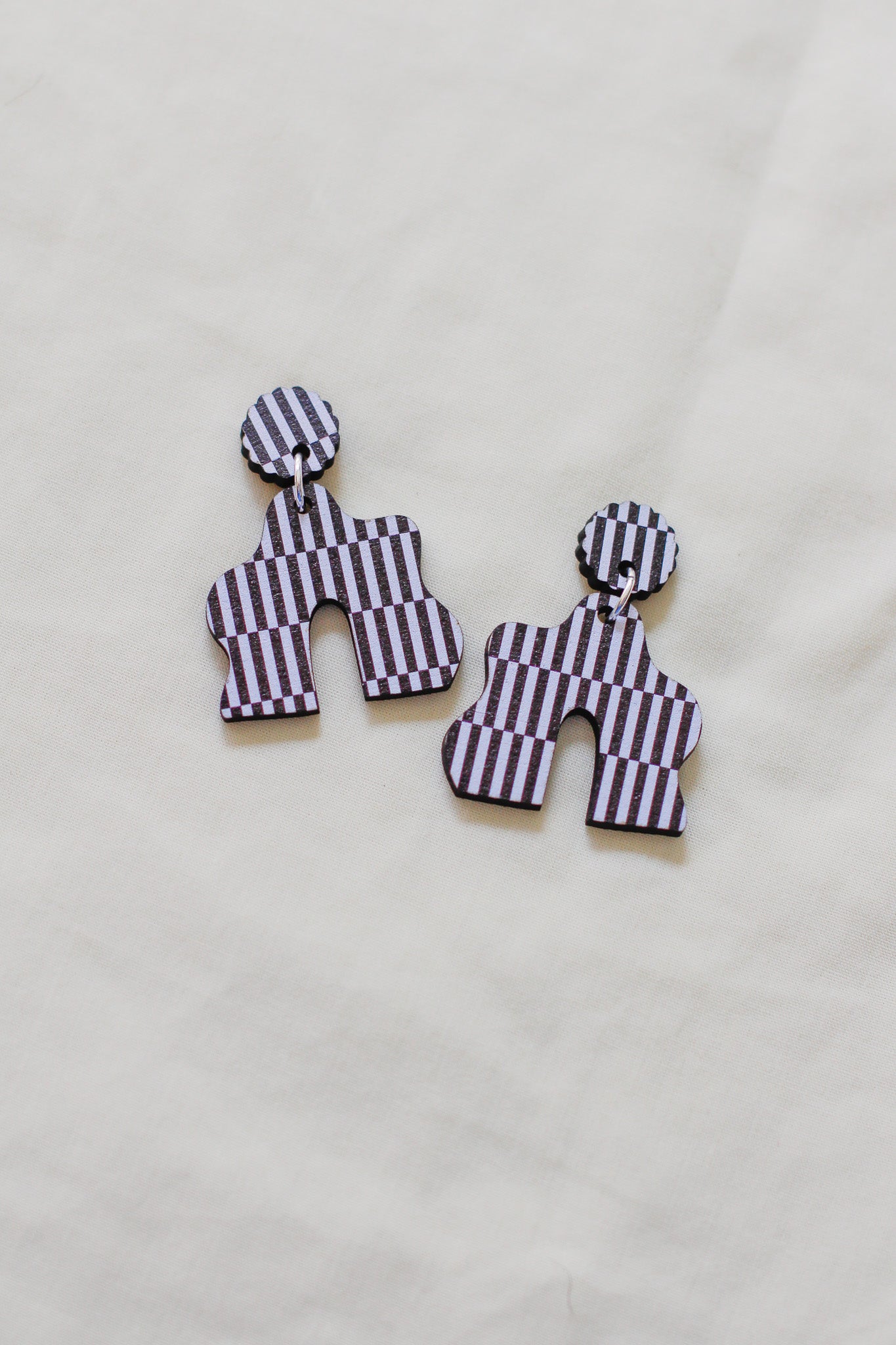 maple - patterned arch wooden dangle earrings
